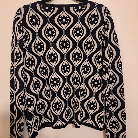 Womens V-neck pattern sweater. - Picture 2 of 3